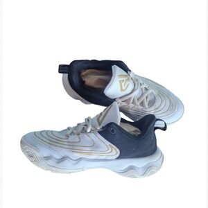 Used Nike Giannis Immortality 4 (GS) - Blanco/Negro/Oro Metálico - 1Y